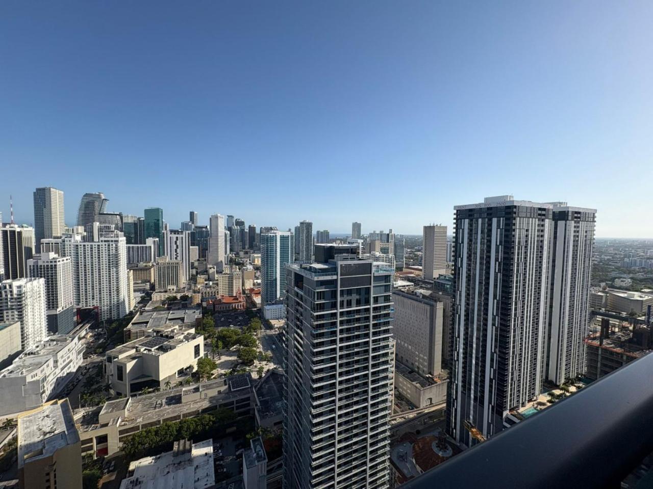 4010 Charming High Floor With Views *