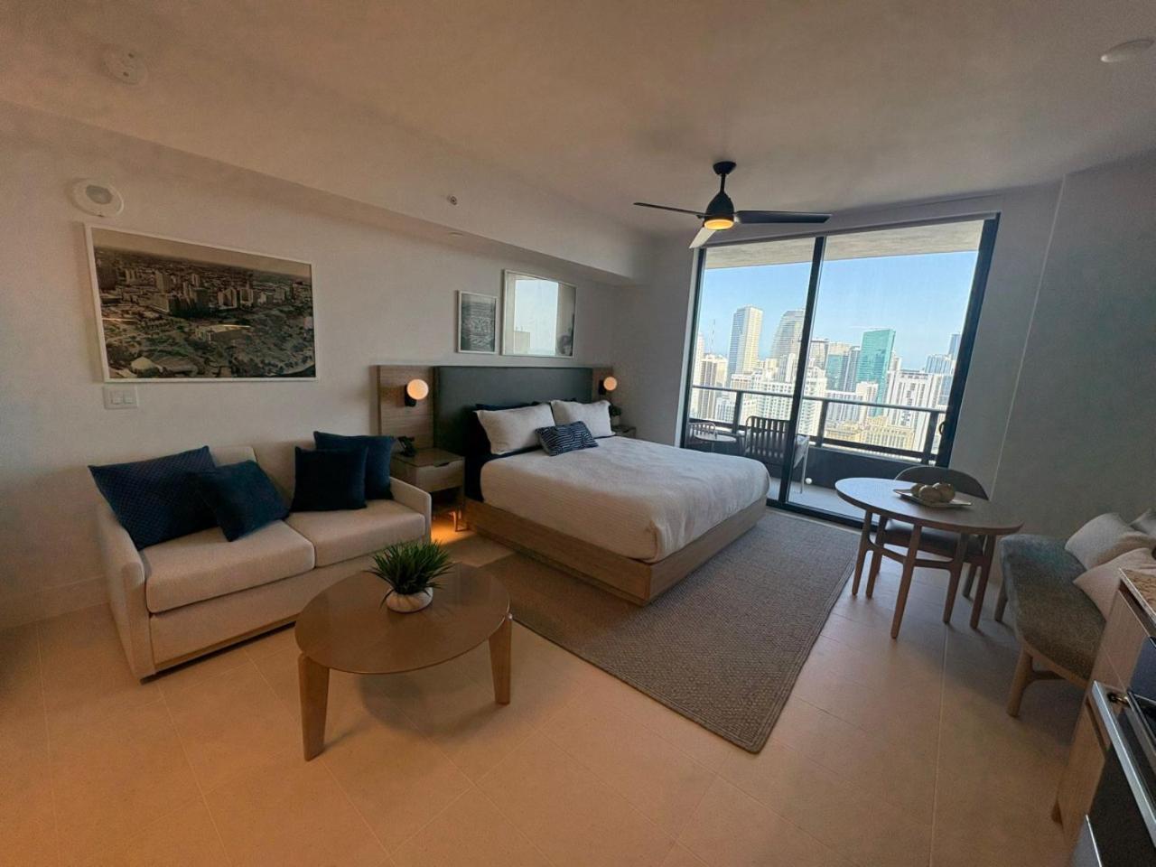4010 Charming High Floor With Views *